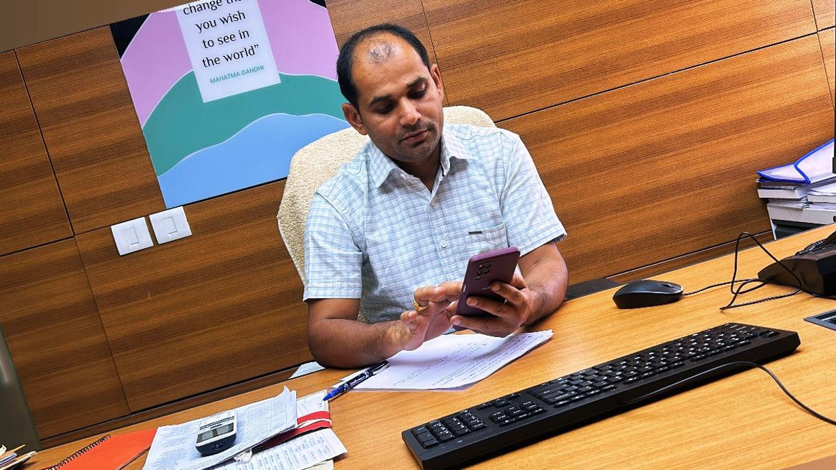 हर युवा के लिए प्रेरणादायी: ट्रक व टैक्सी ड्राइवर से RAS अफसर बने परशुराम सैनी,
जानें छोटे से गांव से जॉइंट डायरेक्टर तक का सफर