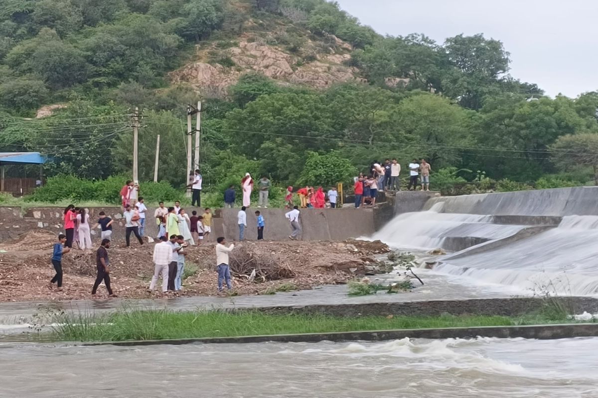 राघव सागर पाल: अद्भुत नजारे में छिपा खतरा: भीड़-भाड़ और सेल्फी का जुनून कहीं न
ले डूबे सुकून