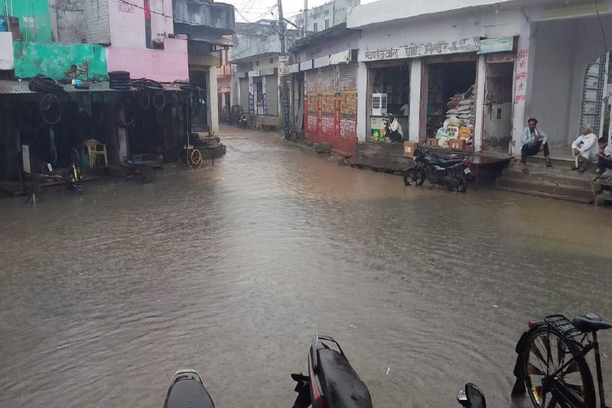 सावन की दिनभर लगी झड़ी, अब आफत बनती जा रही है बरसात