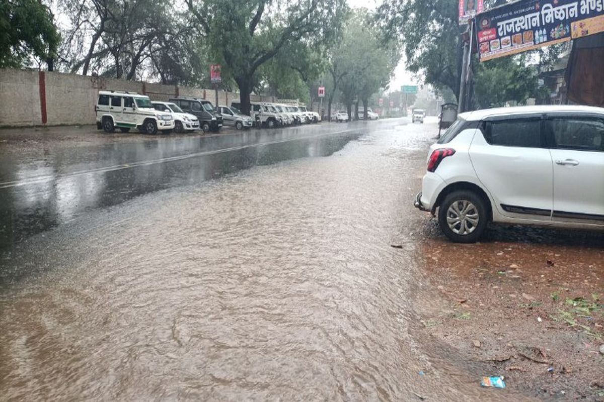 बरसात के पानी से जल मग्न शहर, पानी भ्रराव बना नासूर