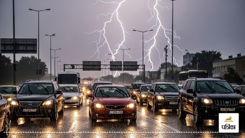 Rain with thunder and lightning started in Moradabad