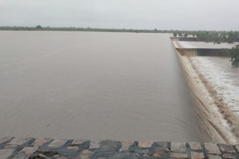 women swept in Bundan River