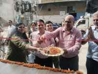 आउटलेट का उद्घाटन करते राजस्थान डेयरी के मार्केटिंग महाप्रबंधक संतोष कुमार शर्मा। फोटो-पत्रिका।