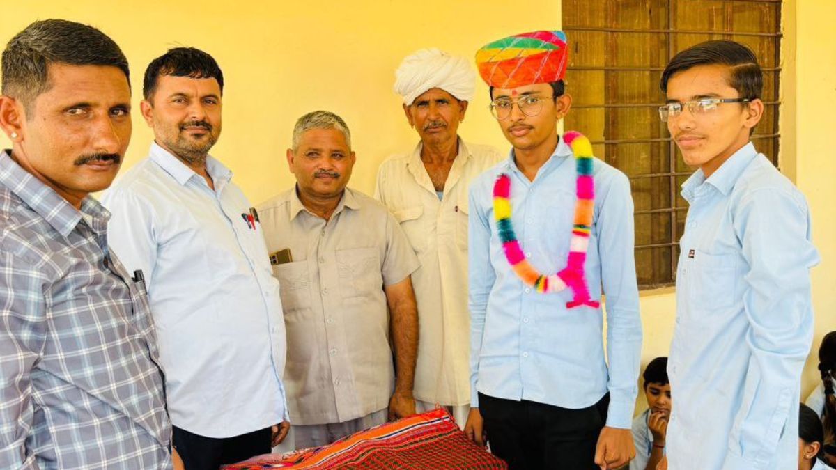 खेत में काम कर रहे छात्र का बजा मोबाइल… बात होते ही खुशी से झूम उठा परिवार