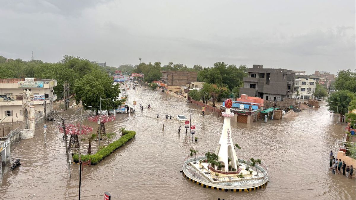 Rain News : श्रावण मास के पहले दिन राजस्थान में यहां हुई जमकर बारिश, जानिए अगले
दो सप्ताह कैसी होगी बरसात