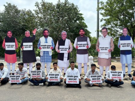 आज राजस्थान यूनिवर्सिटी में छात्र नेताओं ने छात्रसंघ चुनावों के लिए अनोखा प्रदर्शन किया। फोटो पत्रिका।