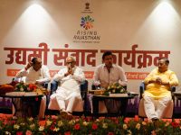 जोधपुर में स्थानीय उद्यमियों और विभागीय अधिकारियों के साथ गहन चर्चा करते हुए राज्य सरकार की नई औद्योगिक नीतियों और योजनाओं की जानकारी दी। फोटो -पत्रिका।