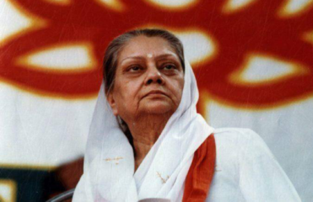 Rajmata Scindia gave her engagement ring to the party