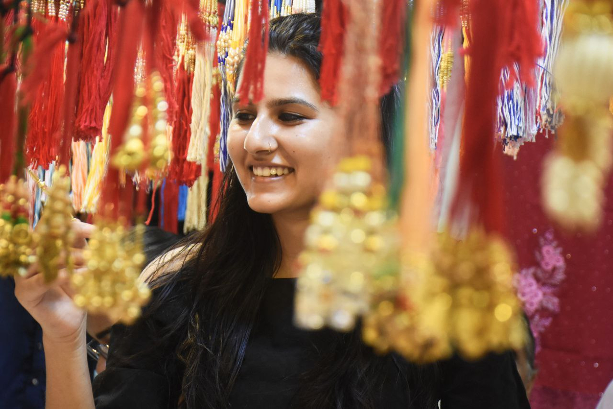 भोपाल@त्यौहार की स्माइलआने वाले दिनों में लगातार महिलाओं के त्यौहार आ रहे है ,
इस दौरान मार्केट में चूड़ियां, मेहंदी, राखी और अन्य सामग्री के महिला मार्केट में
रौनक बढ़ गई है । रविवार के दिन न्यू मार्केट में महिलाएं चूड़ियां और राखी की
खरीदारी करते हुए। फोटो सुभाष ठाकुर