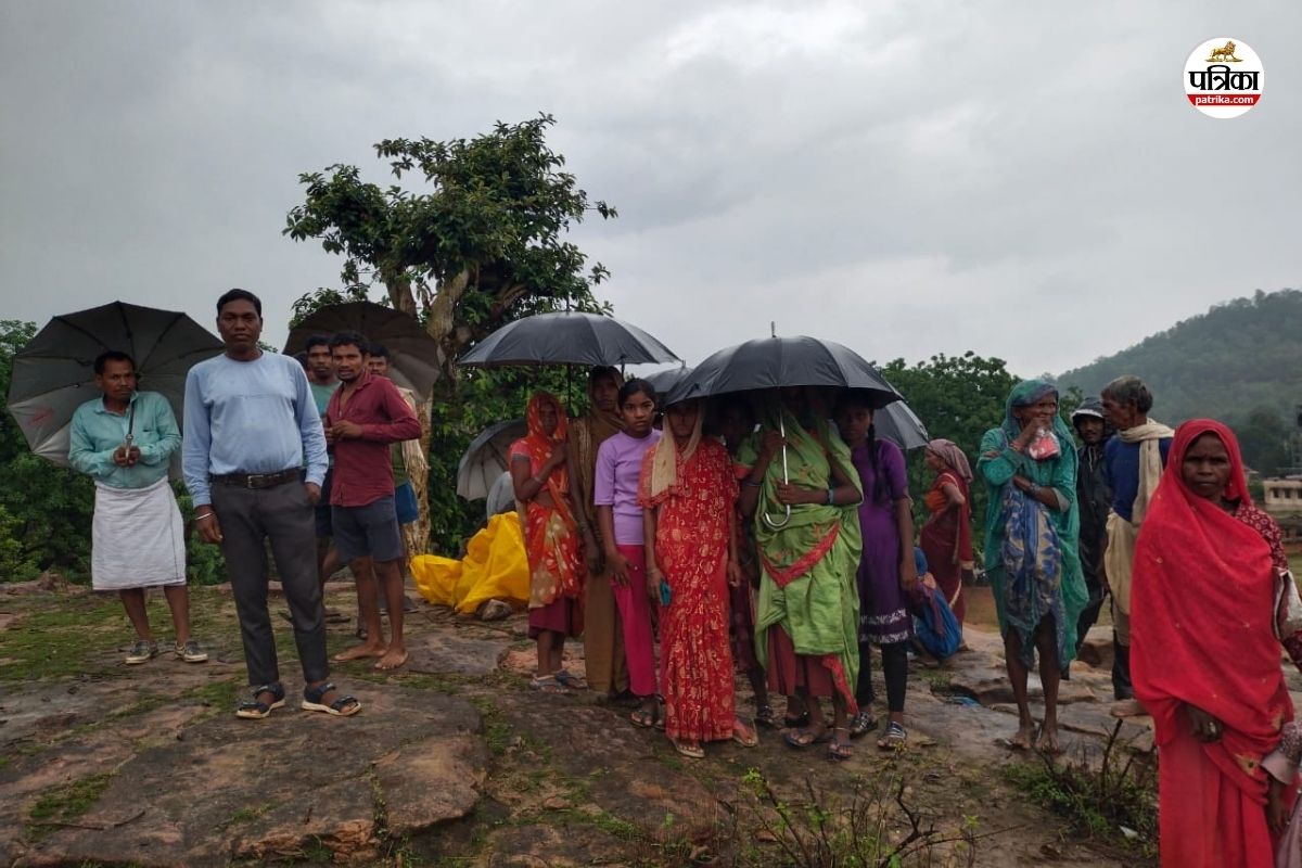 Ration on Mountain: Video: यहां पहाड़ पर चढऩे के बाद ही लगता है 400 लोगों का
अंगूठा, तब मिलता है राशन