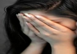 कोल्ड ड्रिंक में नशीला पदार्थ मिलाकर पिलाने के बाद दो लोगों ने महिला से किया
बारी-बारी से बलात्कार - image