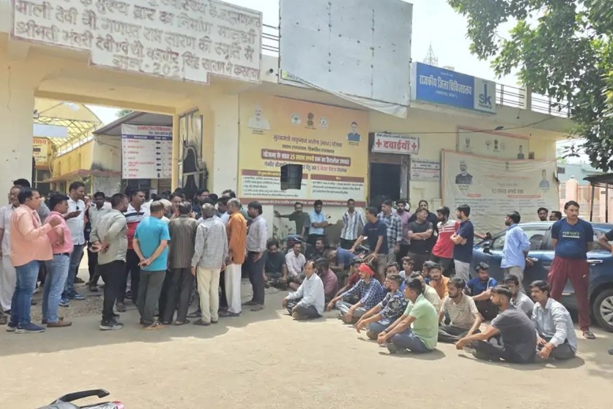 Road Accident: सीकर में स्कूल बस की टक्कर से पिता-पुत्र की मौत, बच्चों को छोड़कर
भागा ड्राइवर; परिजनों का हंगामा