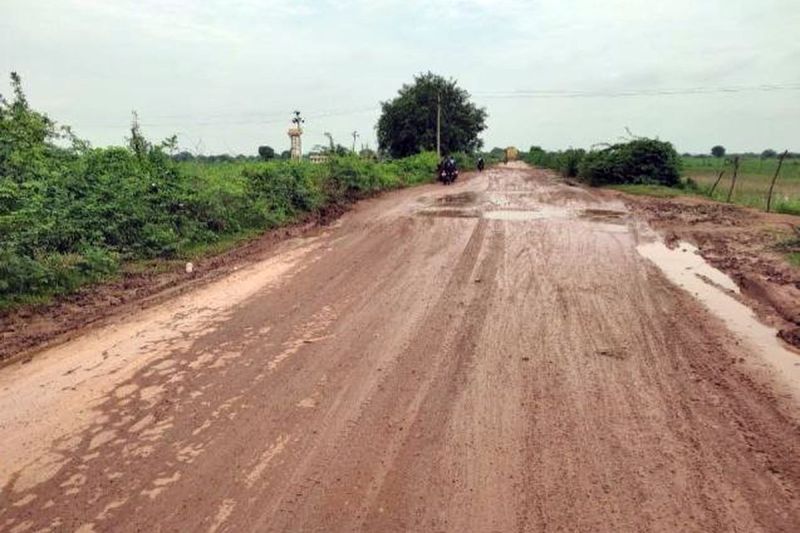 स्टेट हाइवे के मिसिंग लिंक की सड़क गड्ढों में तब्दील