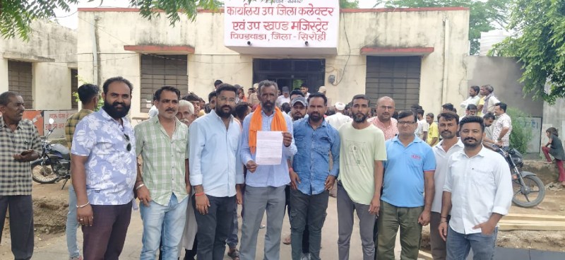 पिण्डवाड़ा. उपखंड अधिकारी को ज्ञापन देते हुए चवरली गांव के निवासी।