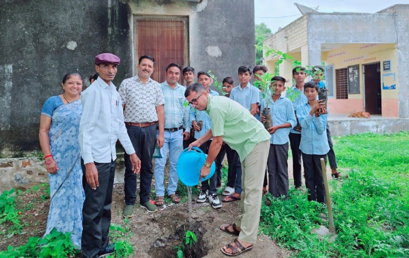 सिरोही. अभियान के तहत खेजडिय़ा स्कूल में पौधारोपण करते प्रधानाचार्य व मौजूद अन्य।
