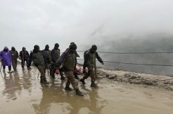 भूस्खलन के चलते जम्मू-कश्मीर में फंसे सैकड़ों अमरनाथ यात्री, सेना ने चलाया बचाव
अभियान - image