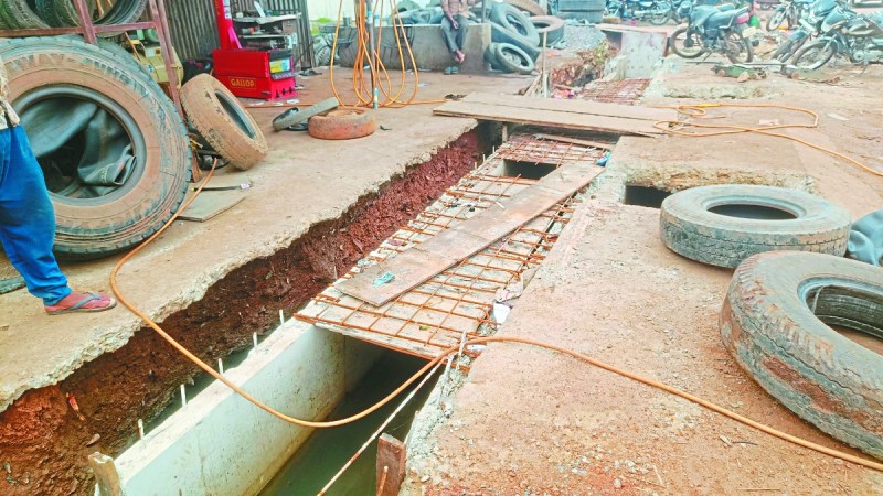 नेशनल हाइवे निर्माण के साथ नाली का भी निर्माण किया है, लेकिन तेज बारिश से पानी के तेज बहाव से सड़क टूट रही है। नाली के किनारे बनाया गया एप्रोच भी टूट गया है।