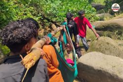 Miracle: 400 फीट गहरी खाई में गिरकर भी 2 दिन से जिंदा थी महिला, युवाओं ने दिखाया
साहस, रस्सी और लकड़ी के सहारे ढोकर निकाला - image