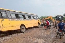 Rajasthan News: साइड देने के चक्कर में सड़क किनारे धंस गई स्कूली बच्चों से भरी
बस, मचा हड़कंप - image