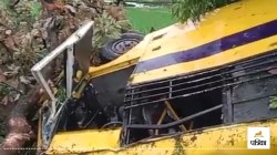 Bijnor News: बिजनौर में स्कूल बस पलटी, टीचर समेत 6 घायल, मच गई चीख-पुकार - image