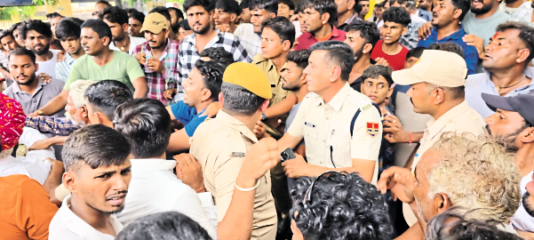 डीजे बजाने को लेकर हुए विवाद के बाद पुलिस की मौजूदगी में उलझते ग्रामीण।