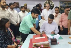 प्रयागराज के नए जिलाधिकारी, मनीष कुमार वर्मा ने संभाला कार्यभार - image