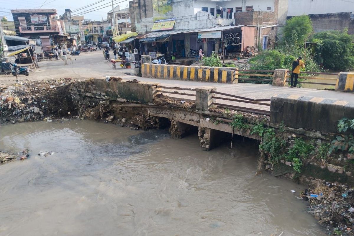 शहर में मुख्य सड़क पर सीपेज ड्रेन का नाला क्षतिग्रस्त