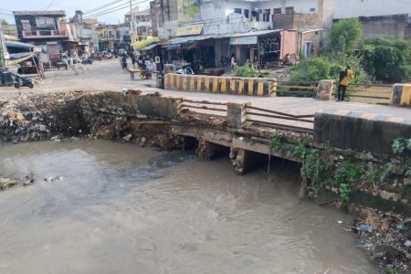 शहर में मुख्य सड़क पर सीपेज ड्रेन का नाला क्षतिग्रस्त