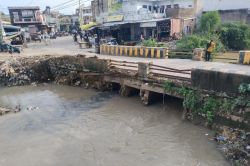 शहर में मुख्य सड़क पर सीपेज ड्रेन का नाला क्षतिग्रस्त - image