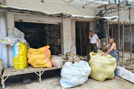 दुकानें गिरने के डर से खाली करने लगे व्यापारी