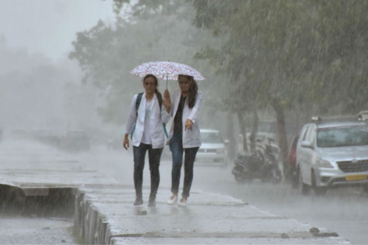 आज रात से गरज-चमक के साथ शुरू होगी झमाझम बारिश, मौसम विभाग की बड़ी भविष्यवाणी!