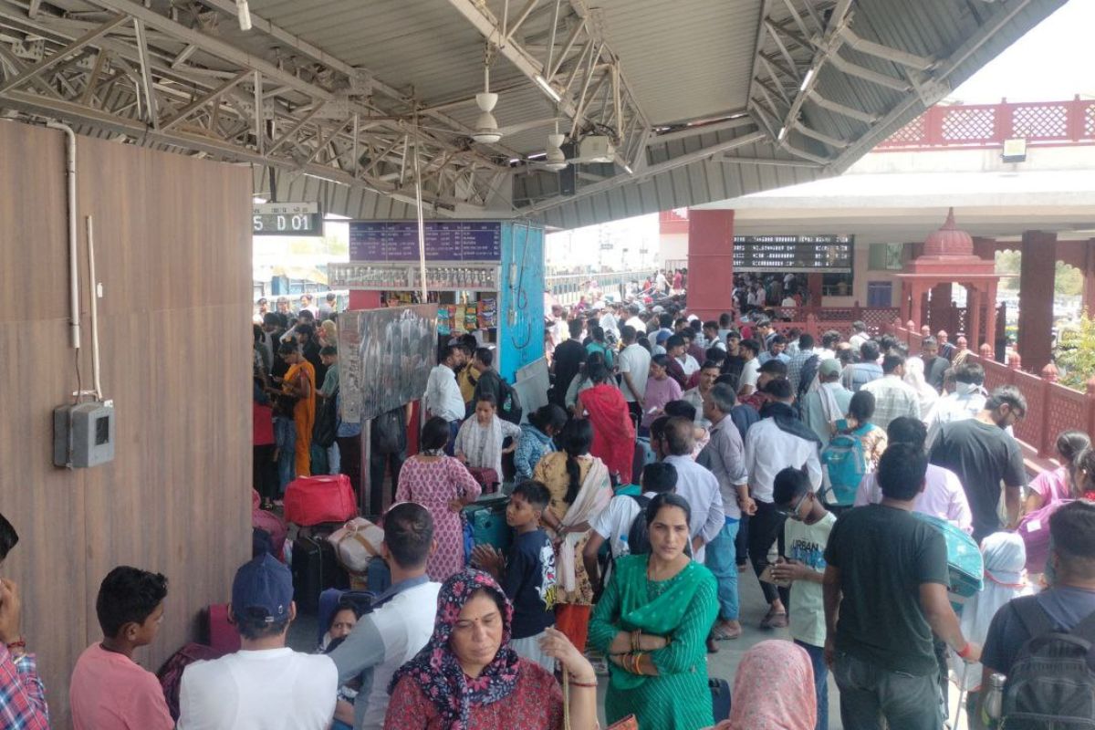 Kota: राखी से पहले ट्रेन टिकटों की भारी मांग, लंबी दूरी की ट्रेनों में नो रूम और
वेटिंग