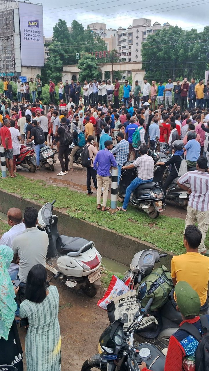 बारिश का पानी राजधानी में ठहरा, सड़क पर आई जनता, SEE Pics