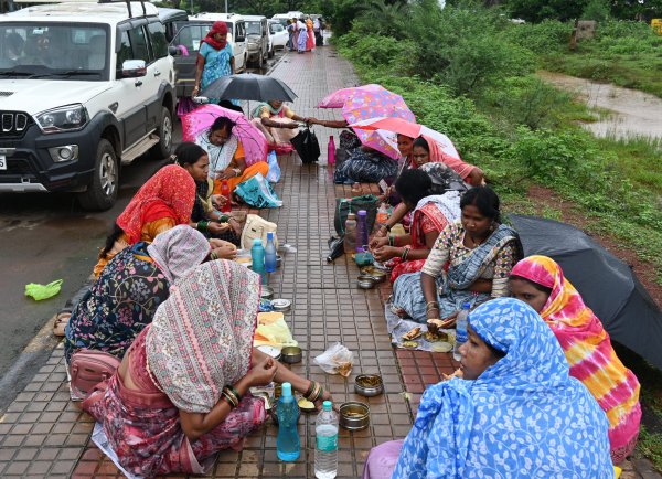 नवा रायपुर में मितानिनों का हल्लाबोल(photo-patrika)