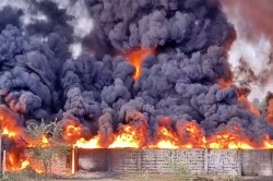 Train Accident: तमिलनाडु में मालगाड़ी दुर्घटनाग्रस्त, डीजल से भरे टैंकरों में
लगी भीषण आग - image