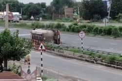 Rajasthan: फिर हाईवे पर पलटा केमिकल से भरा टैंकर, उठी आग की लपटें; 500 मीटर का
इलाका कराया खाली - image