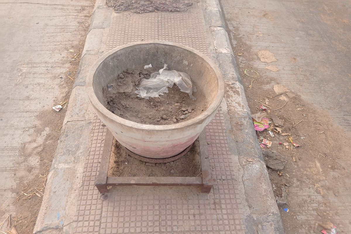 केशवरायपाटन में गौरव पथ से सौ ट्री गार्ड गायब, लाखों रुपए का नुकसान