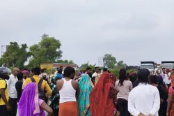 वाराणासीः ढाबे में छात्रा की हत्या के बाद हंगामा, वाराणासी-प्रयागराज हाईवे कई
घंटे जाम - image