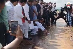 Mainpat Ultapani: मैनपाट के उल्टापानी पहुंचे केंद्रीय मंत्री शिवराज, उल्टी दिशा
में बही कागज की नाव, उल्टी चली एसपी की कार, आप भी देखें Video - image