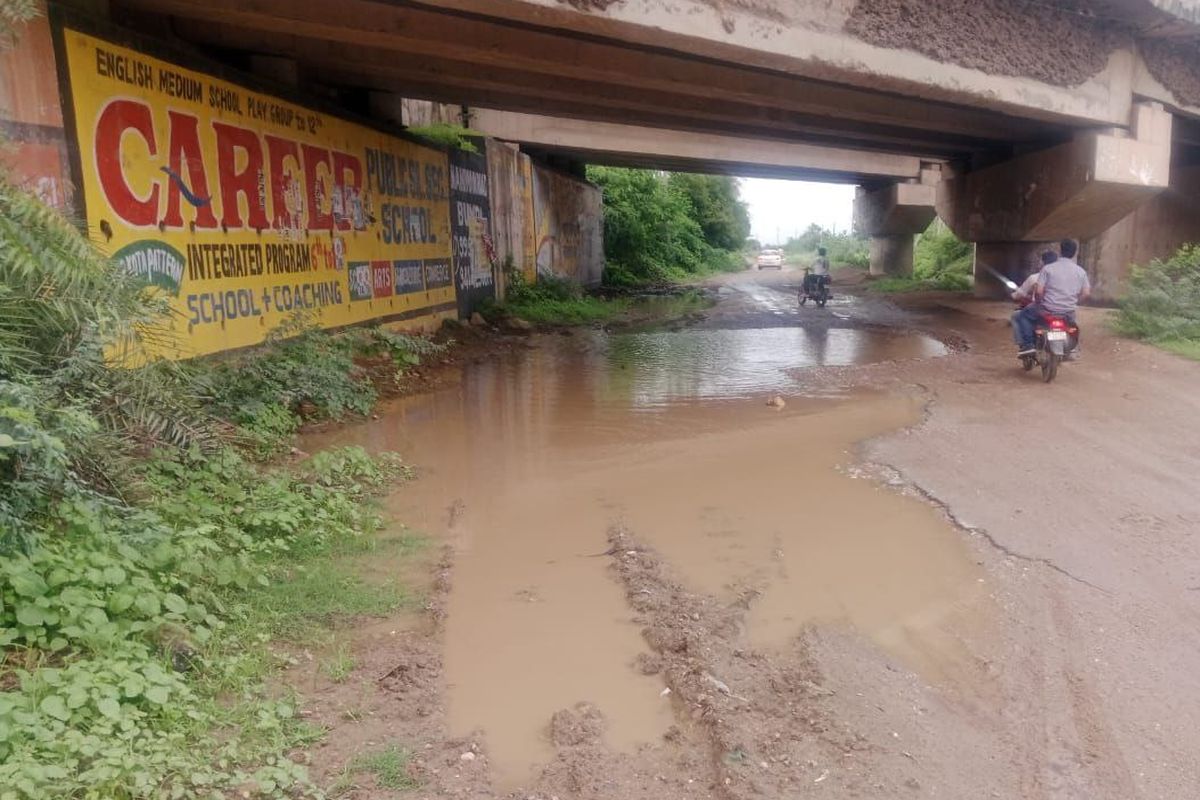 अंडरपास में भरा रहता है पानी, अधिकारी नहीं दे रहे ध्यान
