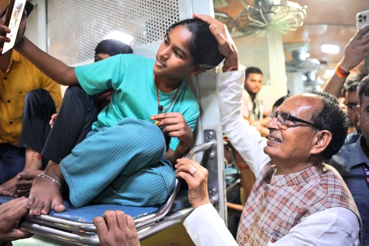 ट्रेन में दिखा शिवराज का ‘मामा’ वाला अंदाज, यात्रियों के संग फोटो…बच्चों को
दुलार