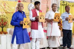 वृक्षारोपण के साथ दुर्गा पूजा की शुरुआत, पोस्टर का हुआ विमोचन, 11 हजार पौधे किए
जाएंगे वितरित - image