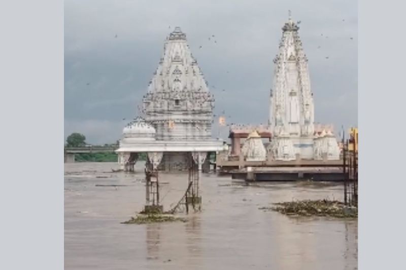 तेज बहाव से बह रही त्रिवेणी नदी, जिसका कारण मंदिर डूब गया। फोटो-पत्रिका।