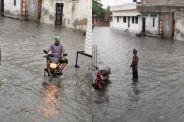 पाली शहर में आज सुबह से हो रही तेज बारिश के चलते हो गई स्कूलों की छुट्टियां। फोटो-पत्रिका।