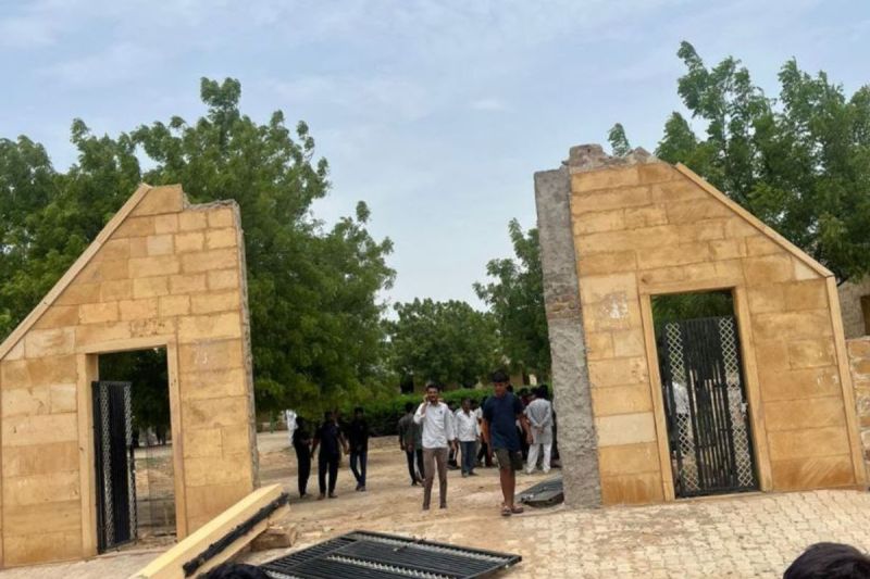 दर्दनाक हादसा: जैसलमेर के सरकारी स्कूल में प्रवेश द्वार गिरा, मासूम की मौत। घटना के बाद मौके पर जमा भीड़। फोटो-पत्रिका।