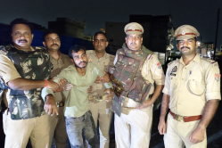 पुलिस पर फायरिंग कर भाग रहे लुटेरे को लगी गोली…अकेली महिलाएं सद्दाम के निशाने पर
थीं, मौका मिलते ही झपट्टा मार लूट लेता था जेवरात - image