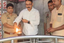 DM, SP भी “बोल बम” बोलकर तामेश्वरनाथ धाम पहुंचकर किए जलाभिषेक, श्रद्धालुओं से भी
किए व्यवस्था में सहयोग की अपील - image
