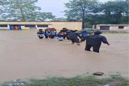 Due to heavy rains, water filled in Nivoda school premises, villagers evacuated children