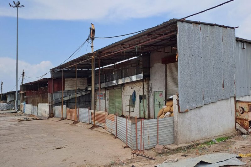 Thirty shops have been built in the Mandi premises by illegal occupation, the management has failed to remove them