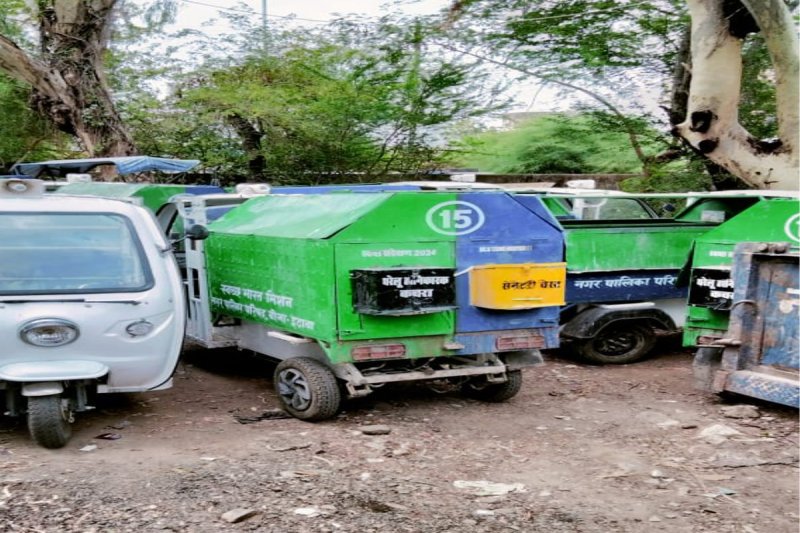 The garbage van has not been running in the city for five days, garbage is lying on the roads